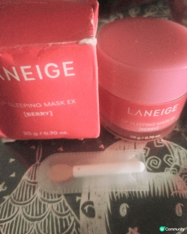 蘭芝唇膜是冬天必備的唇膜。它的質地偏黏能在晚間替唇部進行保濕...