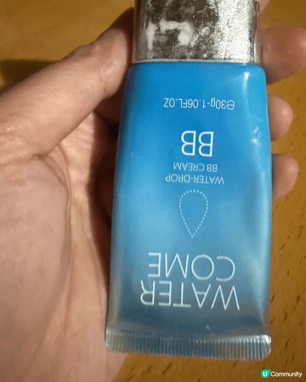 第一款是Water Come BB霜，水潤輕盈，提供自然妝感...
