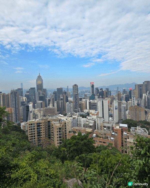 香港港島區建築物特別懷舊， 好有以前的味道 ，尤其上山頂的路...