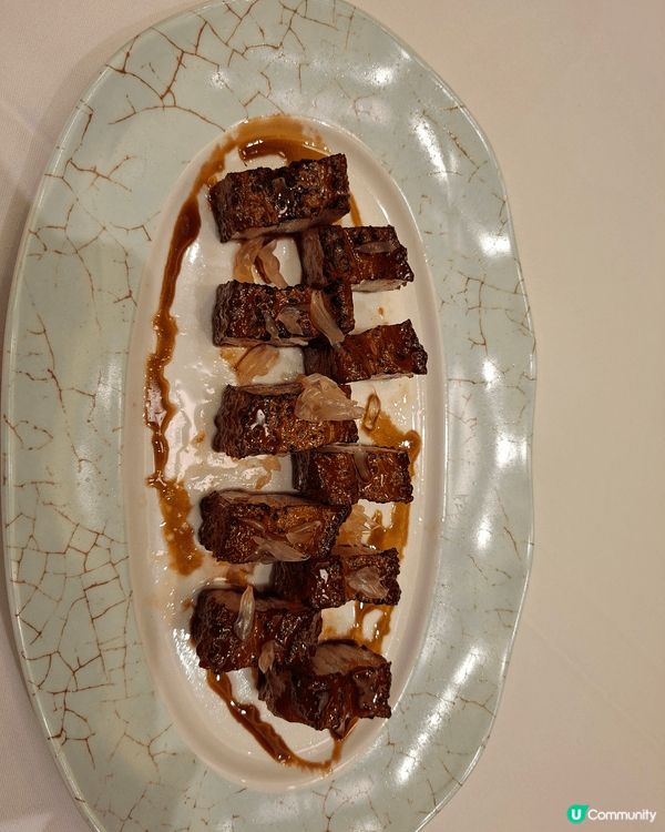 上星期去了位於畢打街的中環飯店吃晚飯，點了黑毛豬义燒，有些柚...