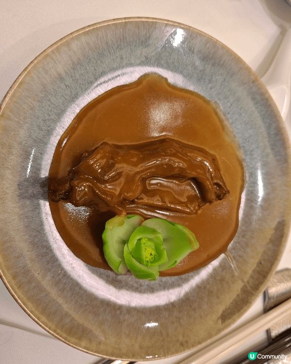 上星期去了位於畢打街的中環飯店吃晚飯，點了黑毛豬义燒，有些柚...