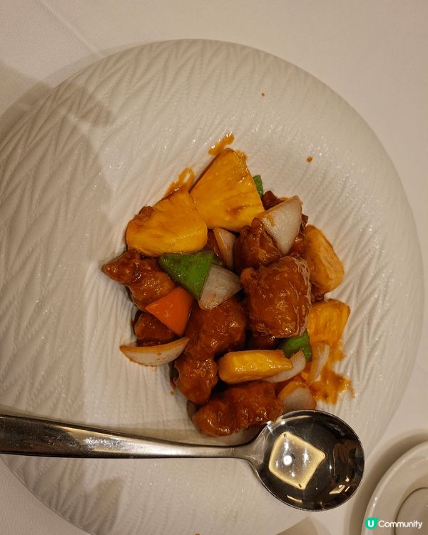 上星期去了位於畢打街的中環飯店吃晚飯，點了黑毛豬义燒，有些柚...