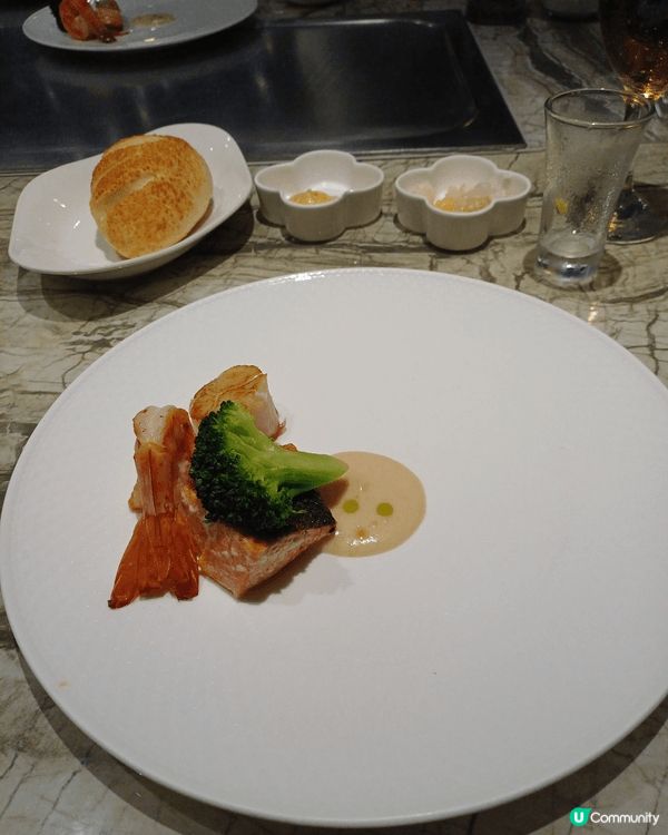夏慕尼鐵板燒，屬於西餐鐵板燒，現場看著廚師煮好放到面前，食物...