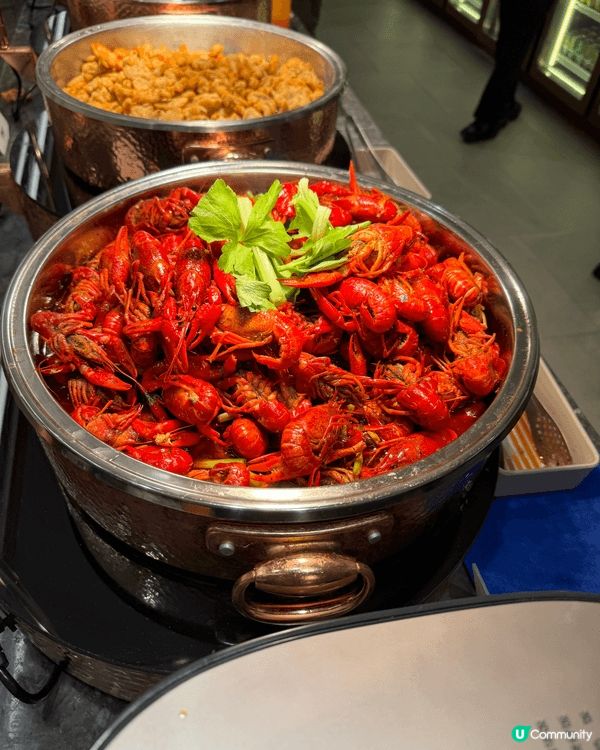 個人比較推薦去赤柱，欣賞一下原始香港的風景，並且也可以看一下...