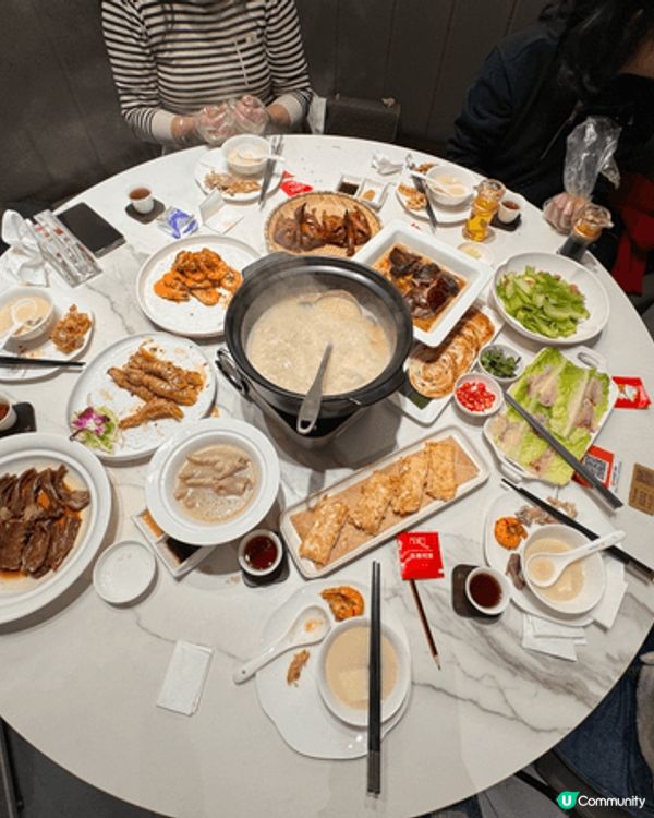 個人比較推薦去赤柱，欣賞一下原始香港的風景，並且也可以看一下...