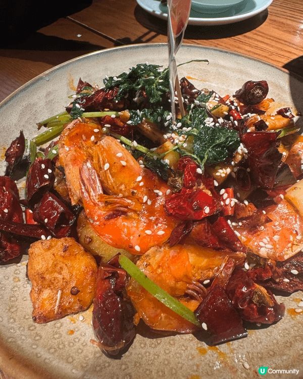 一上桌就被超大份的酸菜鱼惊艳到！嫩白的鱼片浸润在金黄汤汁里，...