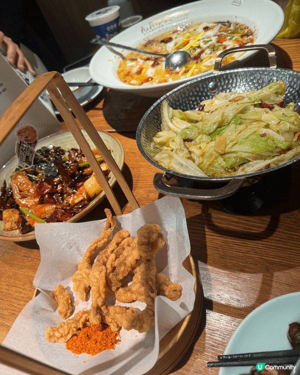 一上桌就被超大份的酸菜鱼惊艳到！嫩白的鱼片浸润在金黄汤汁里，...