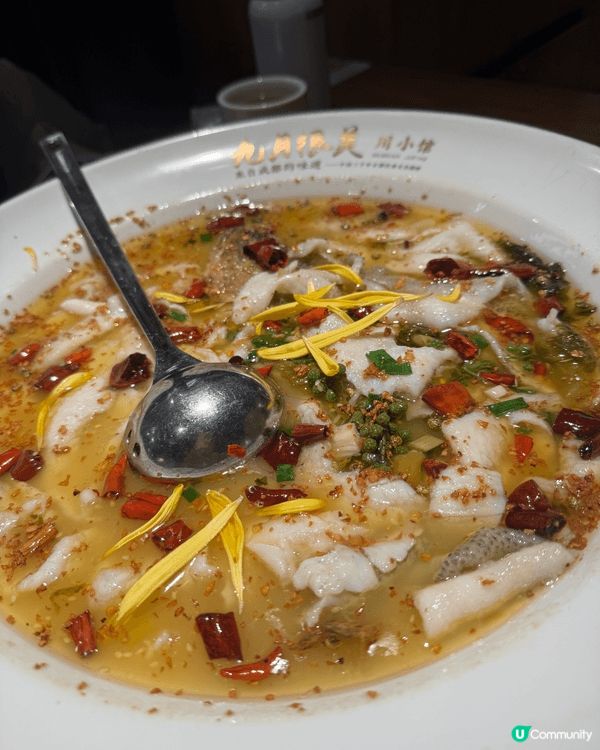 一上桌就被超大份的酸菜鱼惊艳到！嫩白的鱼片浸润在金黄汤汁里，...