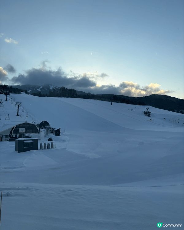 剛去左個日本滑雪之旅，地點係福井縣嘅勝山滑雪場☺️場地大，人...