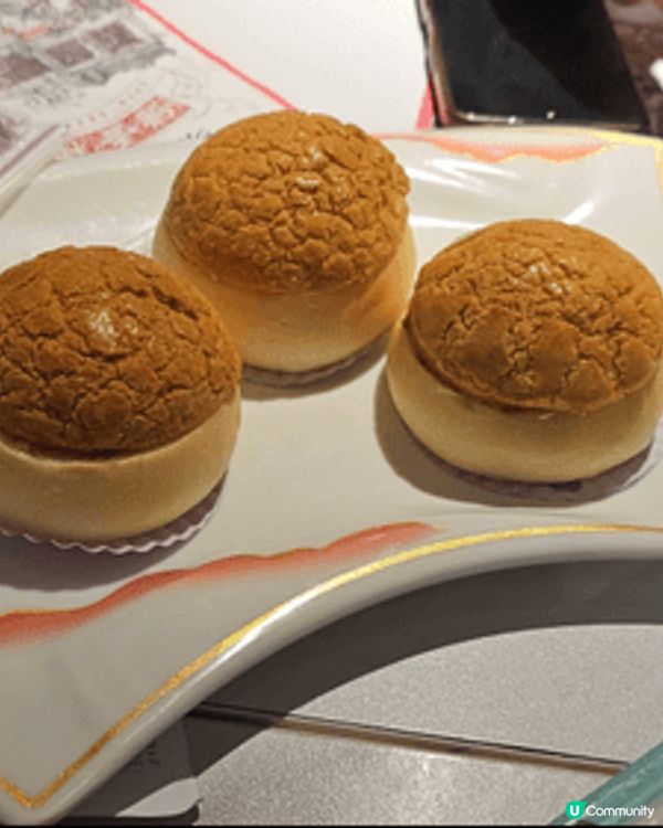 我會去儲香樓飲茶可以食佢嘅黑松露小籠包 同埋菠蘿包奶凍，好味...