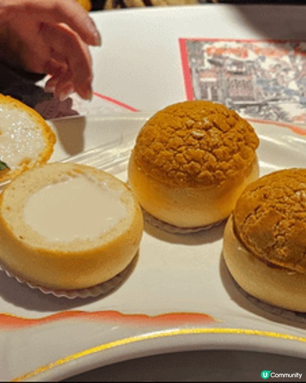 我會去儲香樓飲茶可以食佢嘅黑松露小籠包 同埋菠蘿包奶凍，好味...