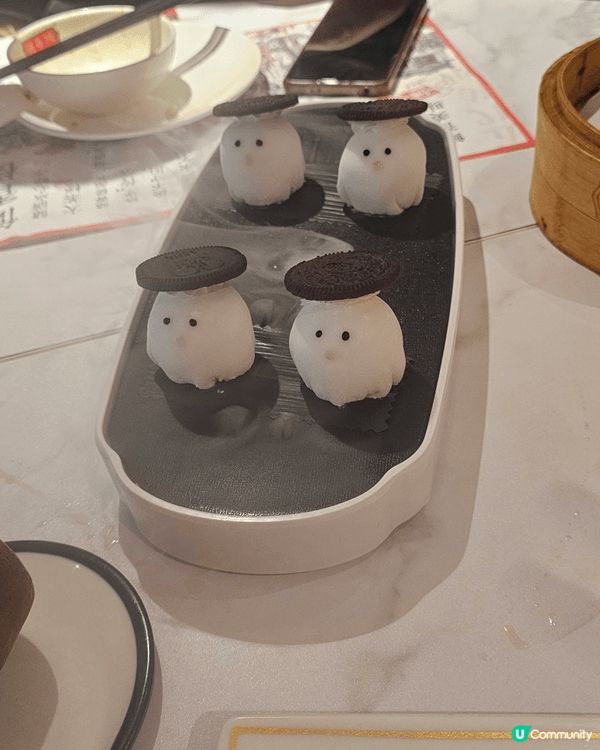 我會去儲香樓飲茶可以食佢嘅黑松露小籠包 同埋菠蘿包奶凍，好味...