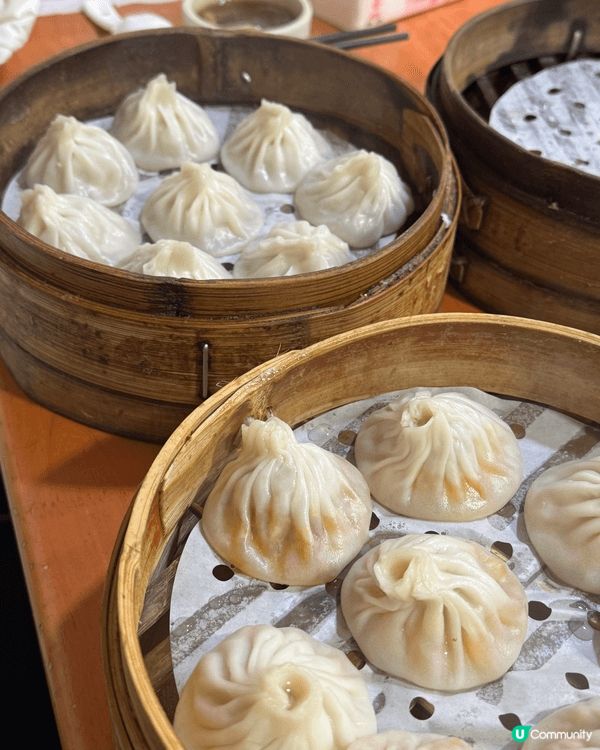 呢到係上海的萊萊小籠，$44人民幣有八粒蟹粉小籠包，未食過咁...