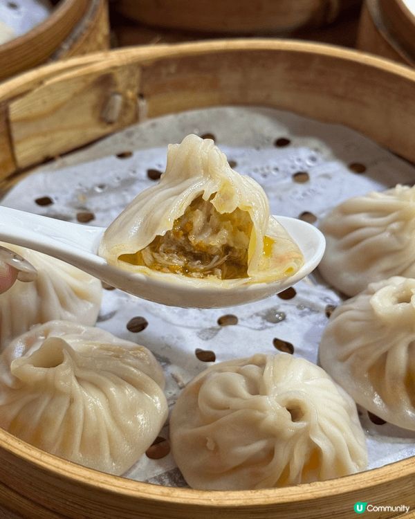呢到係上海的萊萊小籠，$44人民幣有八粒蟹粉小籠包，未食過咁...