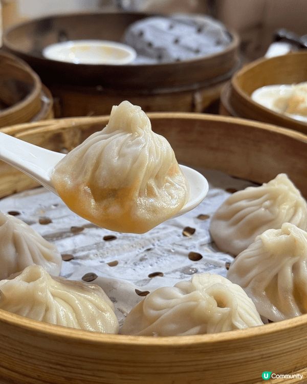 呢到係上海的萊萊小籠，$44人民幣有八粒蟹粉小籠包，未食過咁...