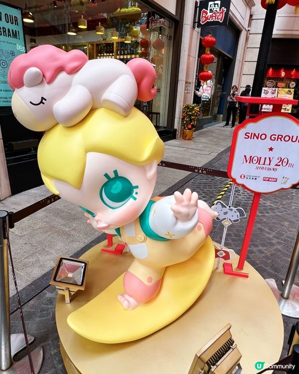 灣仔利東街巧遇Molly20週年公仔！😍