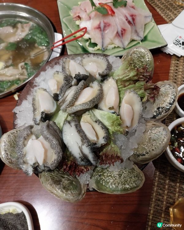 這間火鍋店食材新鮮，環境舒適，服務貼心，名叫不倒翁中日火鍋