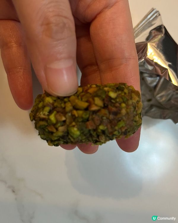 最近一買難求既開心果朱古力,比我買到了!