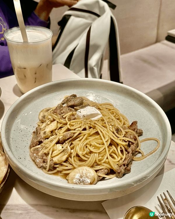 奶油香煎鮮蝦奶油味濃，蝦大隻彈牙。牛肝菌義大利麵，牛肉很軟易...