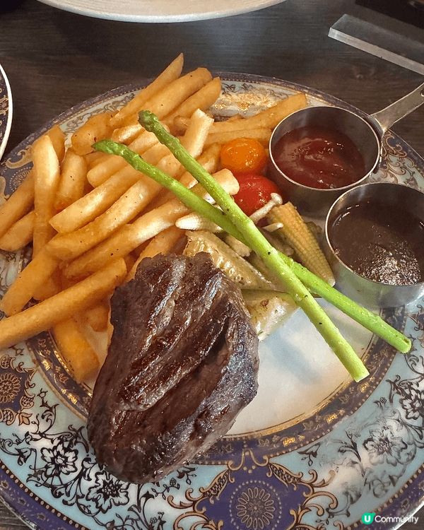 餐廳好有英倫feel, 仲有好多打卡位，平日午市四人同行一人...