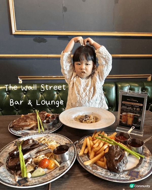 餐廳好有英倫feel, 仲有好多打卡位，平日午市四人同行一人...