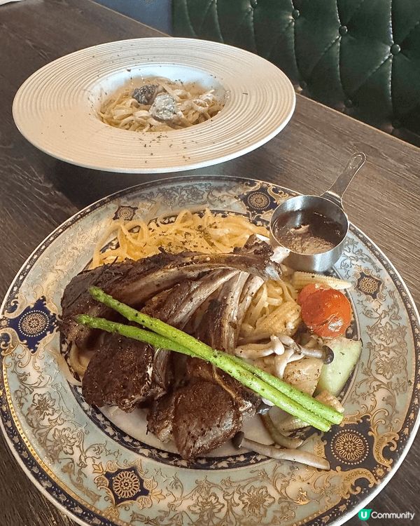 餐廳好有英倫feel, 仲有好多打卡位，平日午市四人同行一人...