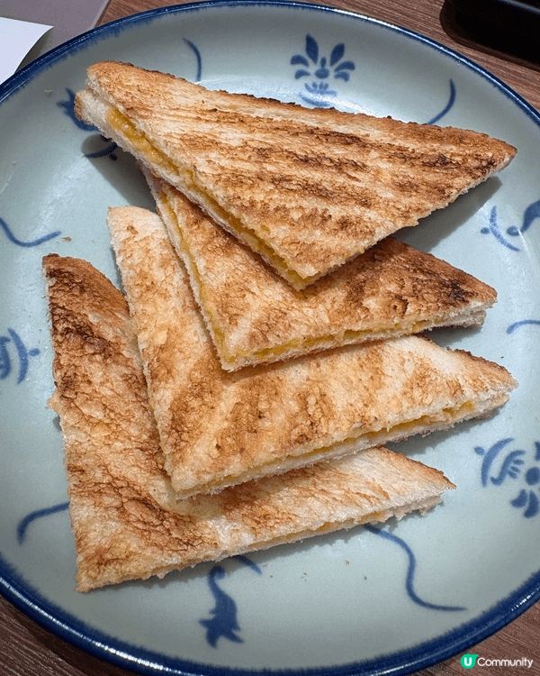 經典的馬來西亞美食餐廳-兩草，我今次試食了地道的架吔多士，特...