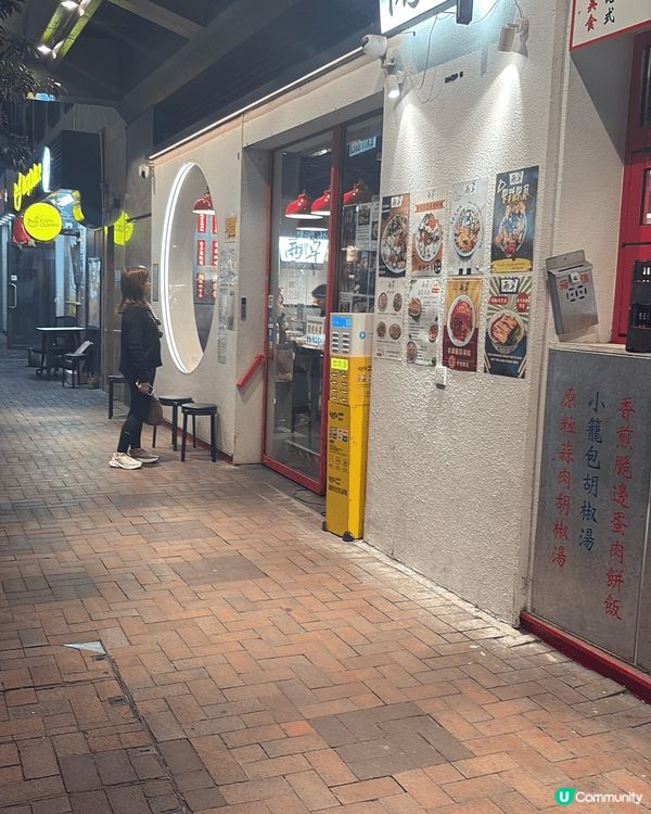 經典的馬來西亞美食餐廳-兩草，我今次試食了地道的架吔多士，特...