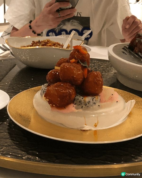 於亞洲博覽館「澐」中菜廳，品嚐馳名厚切义燒及咕嚕肉，肉質嫰滑...