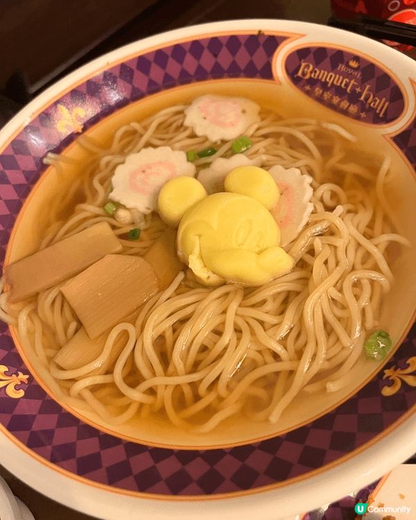 迪士尼樂園入面嘅餐廳，的確唔算平。呢間皇室宴會廳算係價錢比較...