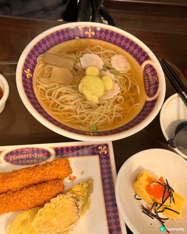 迪士尼樂園入面嘅餐廳，的確唔算平。呢間皇室宴會廳算係價錢比較...