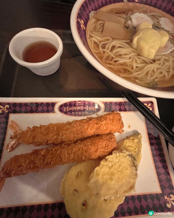 迪士尼樂園入面嘅餐廳，的確唔算平。呢間皇室宴會廳算係價錢比較...