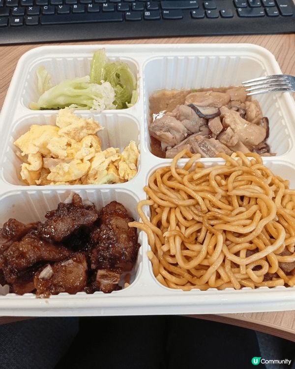 公司飯堂多餸飯盒、香港風味十足、又免費抱提供、要幾多餸幾多飯...