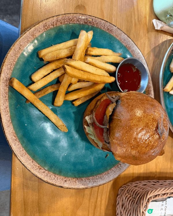 上堂為西式Cafe的食物，包括薯條，炸魚柳很好味，牛角包有不...