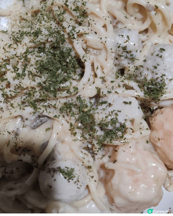 芝士忌廉蘑菇意粉，醬汁香濃，意粉還帶嚼勁。