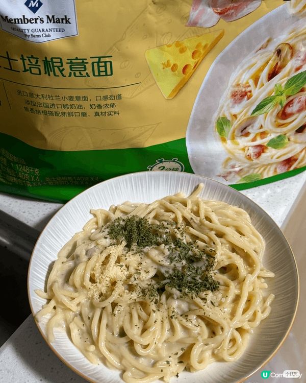 芝士忌廉蘑菇意粉，醬汁香濃，意粉還帶嚼勁。