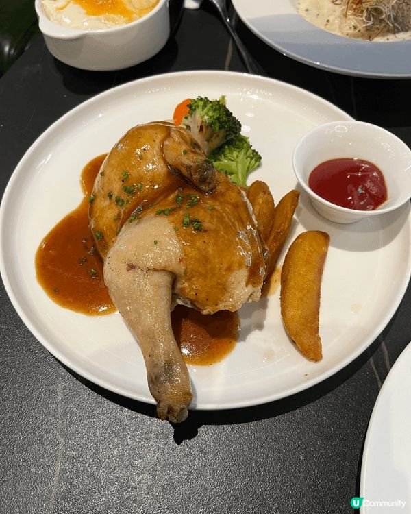 這餐廳的半自助餐非常好，環境清靜，座位寬闊，食物新鮮，但種類...