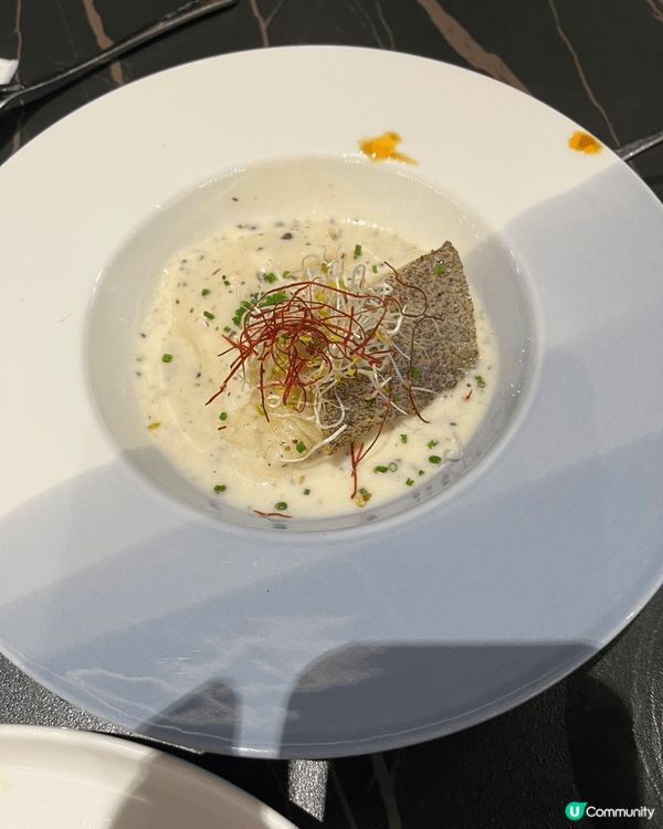 這餐廳的半自助餐非常好，環境清靜，座位寬闊，食物新鮮，但種類...