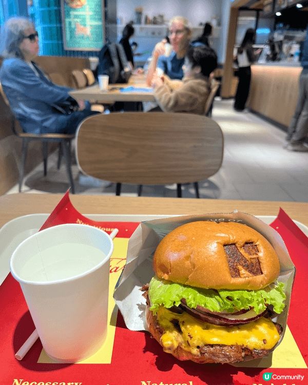 澳洲和牛漢堡，麪包是酸種方法弄。新鮮洋蔥配蕃茄，好味