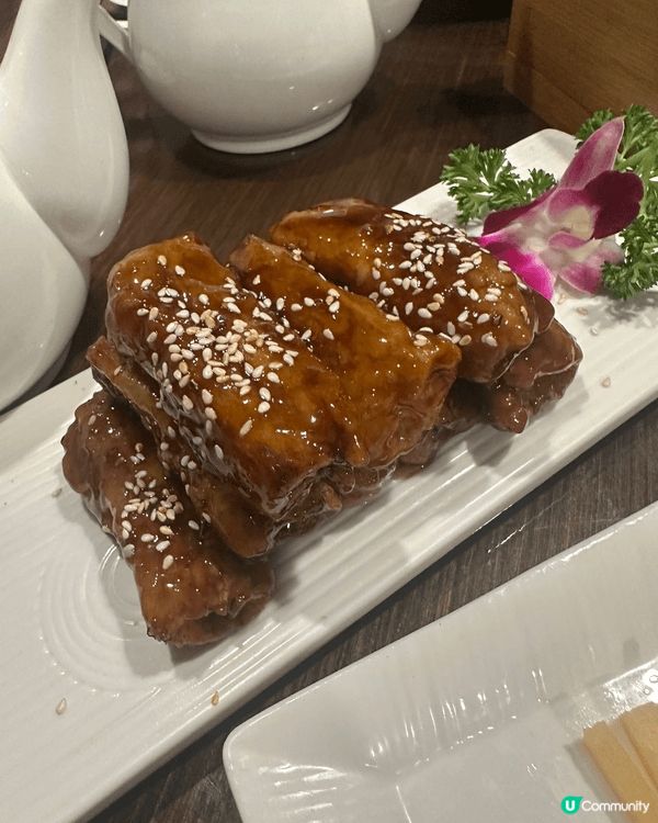 很出色的素菜，炒飯冇很輸，生炒骨很香脆！