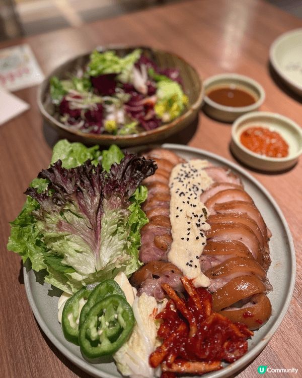 呢個韓國豬手真係好好食，好腍，每一口都充滿骨膠原，包埋菜食一...