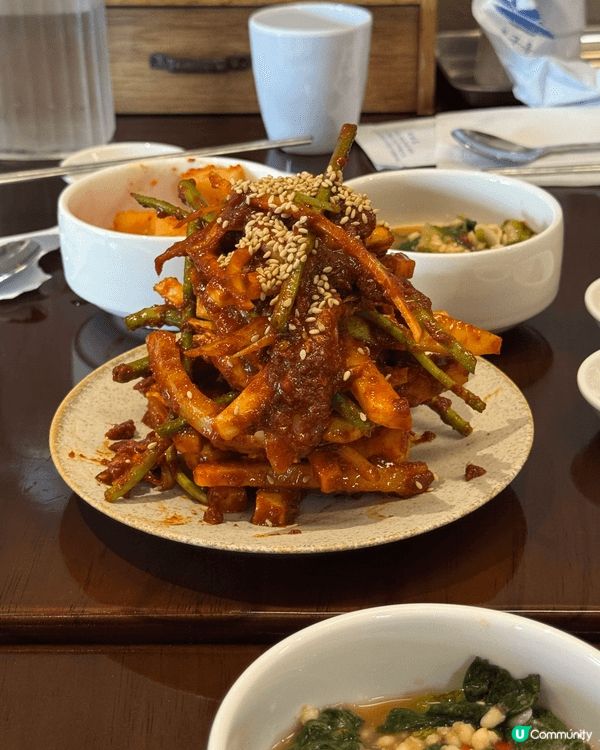 很好吃的韓國菜，鮑魚粥很鮮味，伴餐小菜很地道，還有韓西混合的...