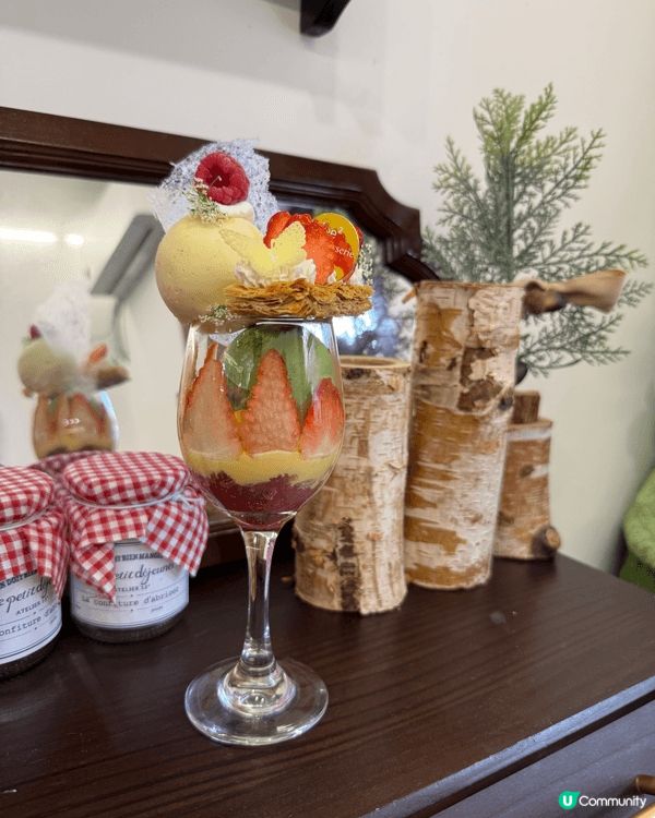 呢間係深圳嘅一間甜品小店，叫蜜研日常，同3個朋友去食，店內有...