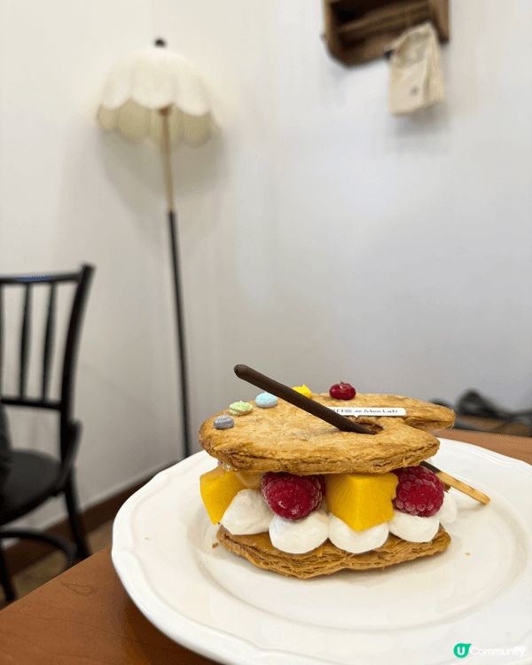 呢間係深圳嘅一間甜品小店，叫蜜研日常，同3個朋友去食，店內有...