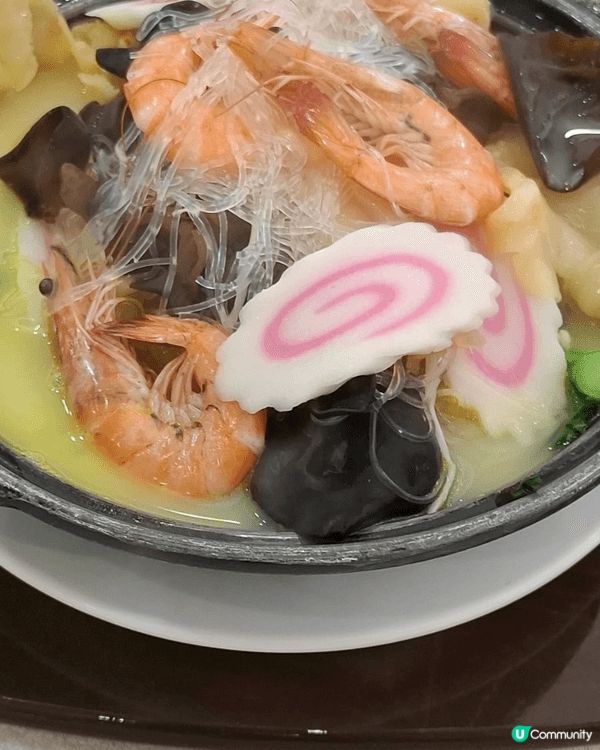 糯米飯，酸甜排骨，海鮮雜菜煲都是普遍酒樓菜式。