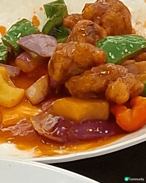 糯米飯，酸甜排骨，海鮮雜菜煲都是普遍酒樓菜式。