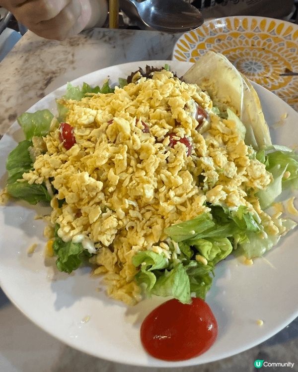 1) 碎蛋沙律-佢既做法比較特別，沒有蛋白，只係新鮮蔬菜上面...