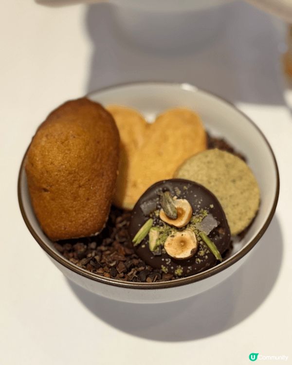 位於尖沙咀嘅Rosewood 酒店，出咗名嘅hightea，...