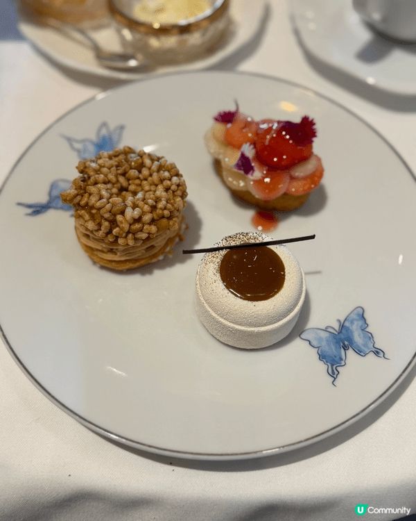 位於尖沙咀嘅Rosewood 酒店，出咗名嘅hightea，...