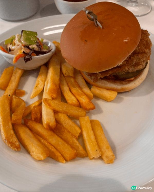 皇家加勒比海洋光譜號其中一間免費餐廳，叫煮餐廳，服務好，早午...